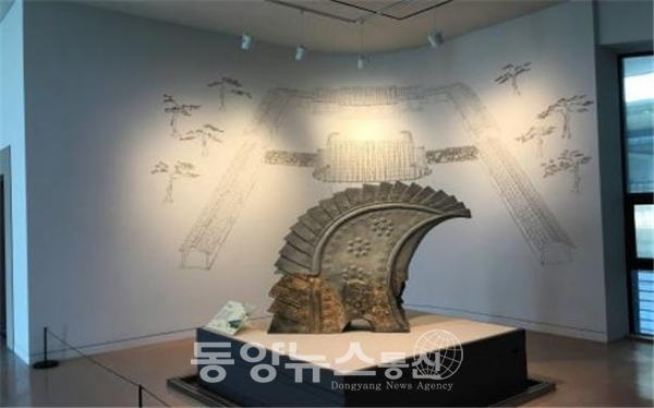 동쪽 공간에 전시된 만덕사지 출토 치미 및 벽화(사진=부산시립박물관 제공)